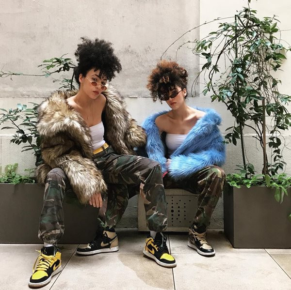 Hướng tới phong cách táo bạo, cả hai chị em không tiết chế về màu sắc và luôn đổi mới với sự kết hợp giữa họa tiết và đồ oversized.