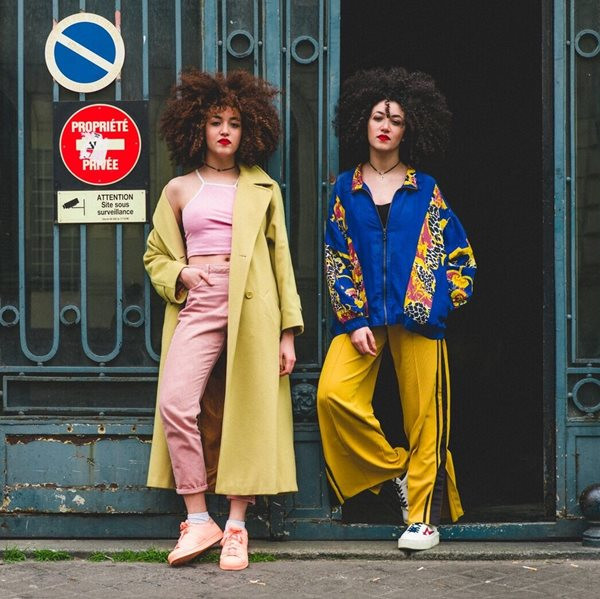 Xu hướng spoty năng động được hai chị em nhà Guessab trình diễn trên rất nhiều bộ ảnh thời trang.