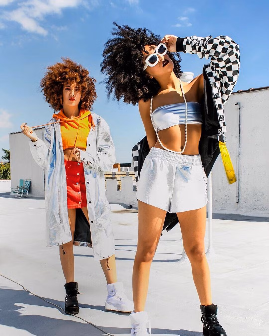 Sabrina đang sống ở Rio de Janeiro (Brazil) và Sarah sống ở London (Anh). Dù địa lý có phần xa cách nhưng cặp sinh đôi này luôn tìm ra “tiếng nói chung” trong phong cách thời trang cá tính.