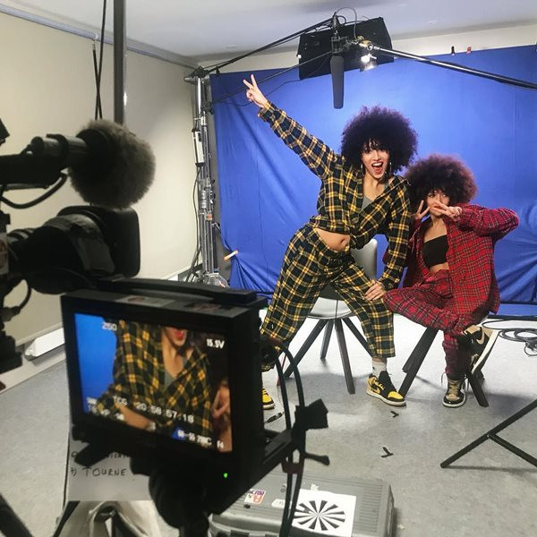 Mái tóc xù và phong cách thời trang nổi bật là điểm đặc trưng của cả Sabrina và Sarah.