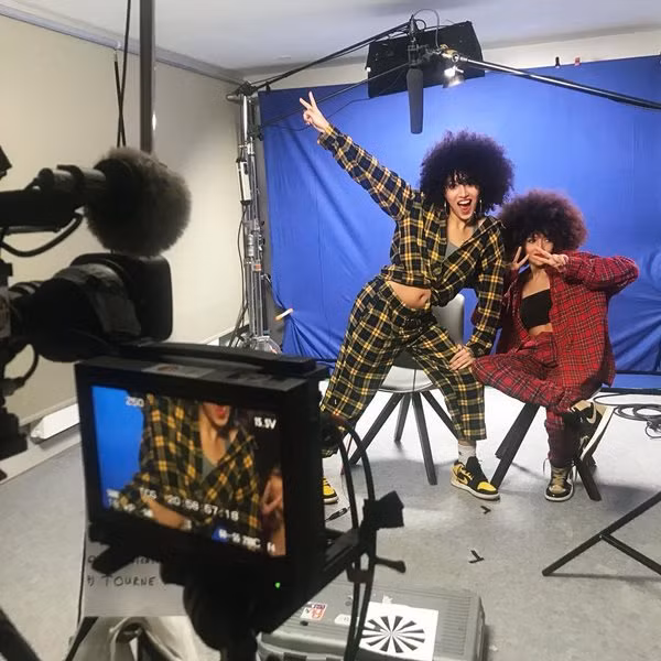 Mái tóc xù và phong cách thời trang nổi bật là điểm đặc trưng của cả Sabrina và Sarah.