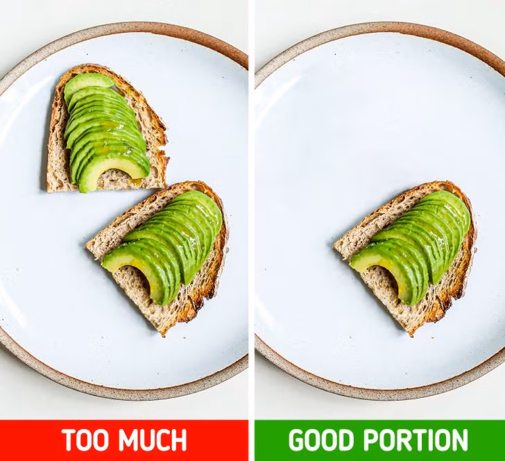 1. Ăn quá nhiều quả bơ: Bơ chứa nhiều chất béo không bão hòa lành mạnh và các chất dinh dưỡng. Vì vậy, mọi người có xu hướng thêm rất nhiều bơ vào tất cả các món ăn như bánh mì nướng, trứng rán và thậm chí cả sinh tố mà không theo dõi số lượng. Thực tế, quả bơ chứa khá nhiều calo, có nghĩa là ăn quá nhiều có thể gây tăng cân. Bạn nên ăn nửa quả bơ mỗi ngày để giảm cân lành mạnh.