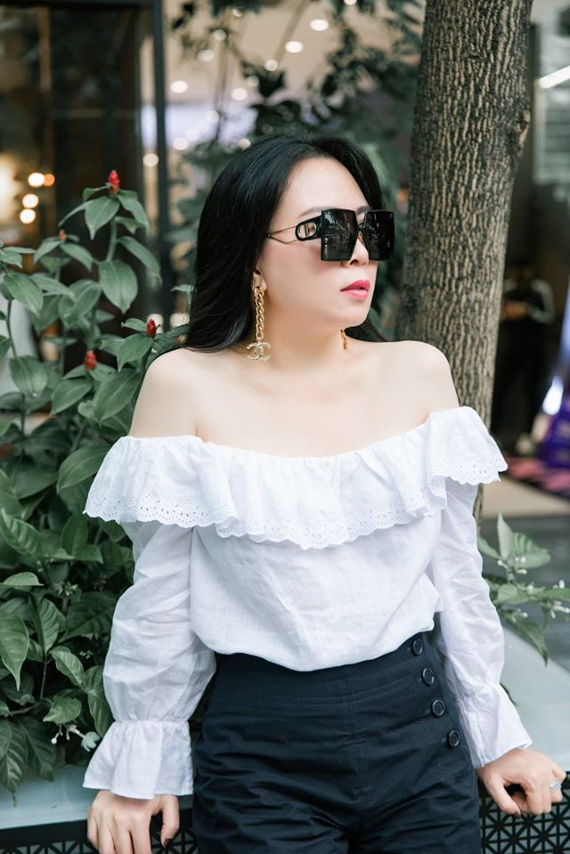 Thế nhưng dạo gần đây, gu thời trang của Phượng Chanel đã ngày càng tiến bộ hơn, nữ doanh nhân khéo chọn trang phục để tôn ưu điểm của bản thân.