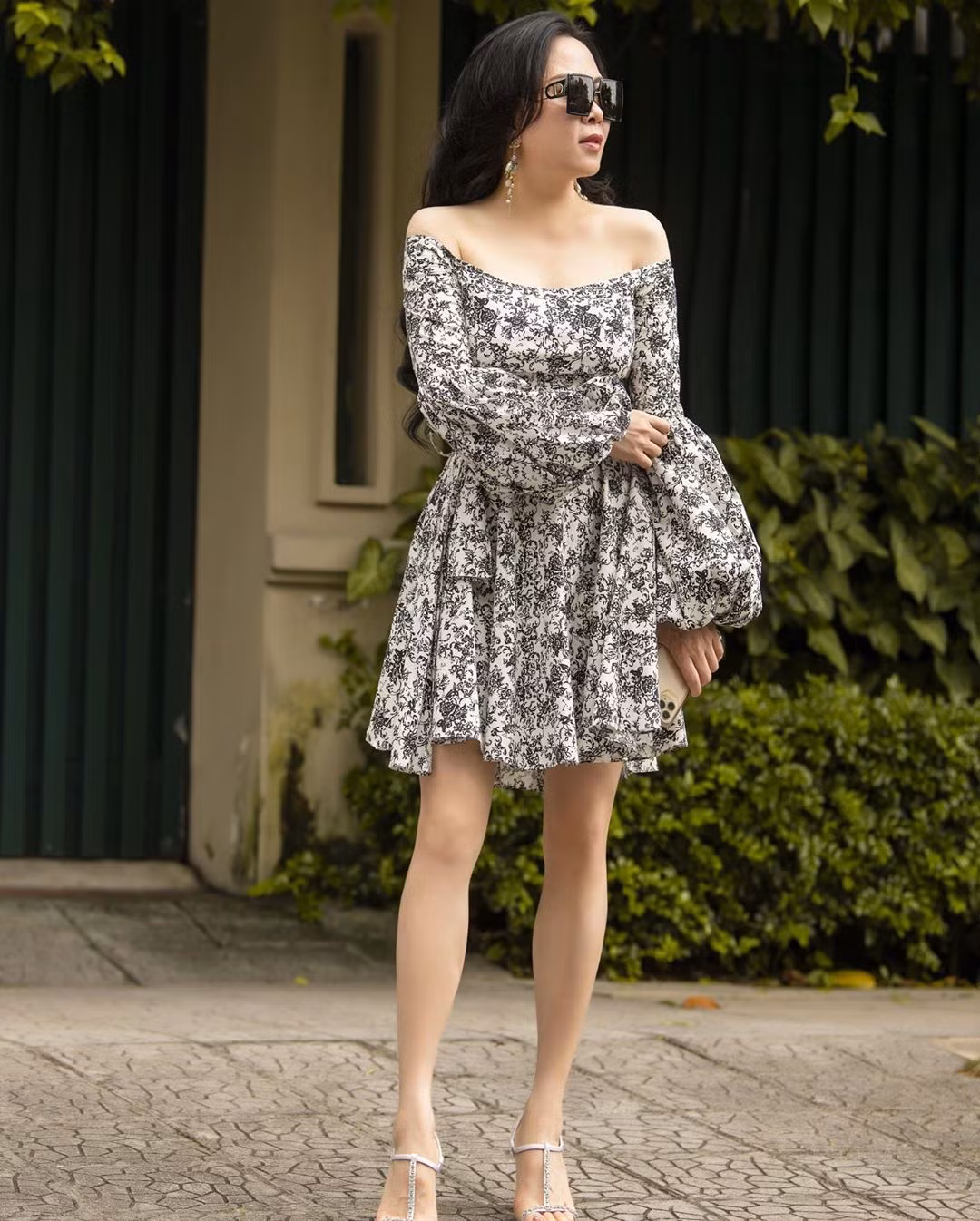 Nữ đại gia chưa bao giờ ngại khoe lợi thế vóc dáng trong những thiết kế đầm ngắn cao trên gối. Đôi chân thon dài thẳng tắp của cô khiến nhiều chị em tuổi ngoài 40 phải ngưỡng mộ.