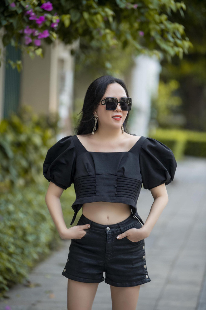 Phượng Chanel khoe dáng với trang phục áo tay bồng, thiết kế hở eo phối cùng short jeans ton-sur-ton. Ảnh: IG, FB.