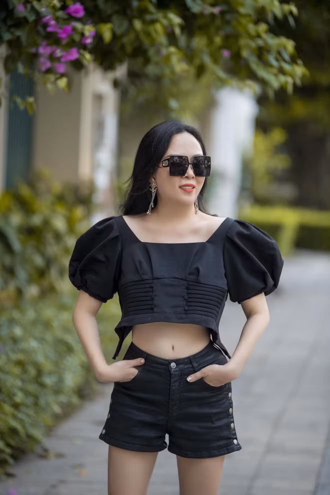 Phượng Chanel khoe dáng với trang phục áo tay bồng, thiết kế hở eo phối cùng short jeans ton-sur-ton. Ảnh: IG, FB.