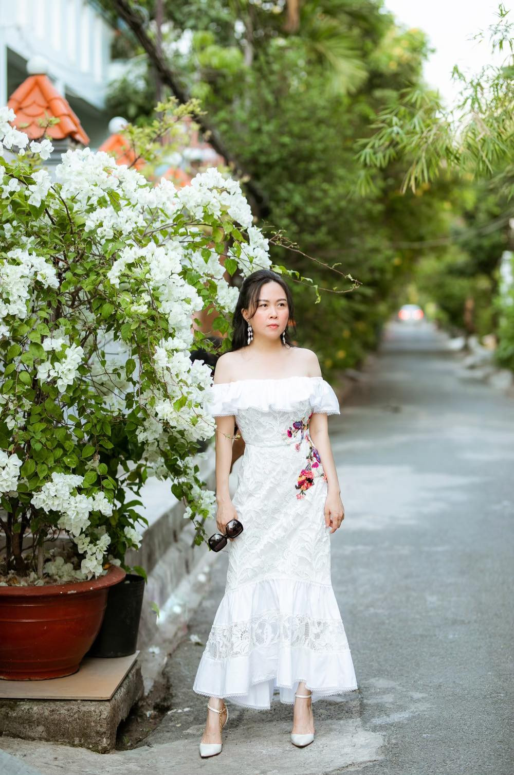 Sở hữu bờ vai thon trắng nõn, Phượng Chanel tự tin khi diện những chiếc váy áo trễ vai, xẻ ngực gợi cảm.