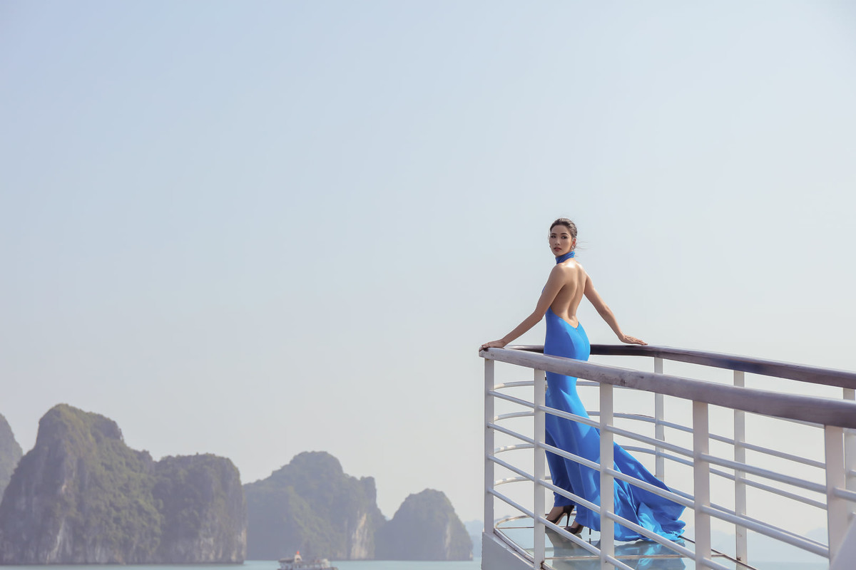 Hoàng Thùy yêu thích những mẫu trang phục có màu sắc và hoa văn bắt mắt, đồng thời ôm sát nhằm tôn lợi thế hình thể.