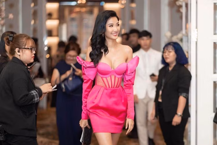 Tuy nhiên, sau nghi án "độ" vòng 1, Hoàng Thuỳ ngày càng chuộng gu thời trang nóng bỏng phô hình thể.