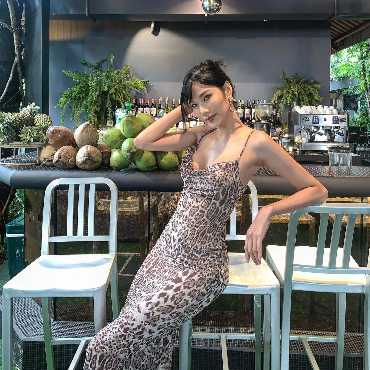 Hoàng Thùy khoe đường cong nóng bỏng với chiếc đầm hai dây họa tiết da báo. Ảnh: FBNV.