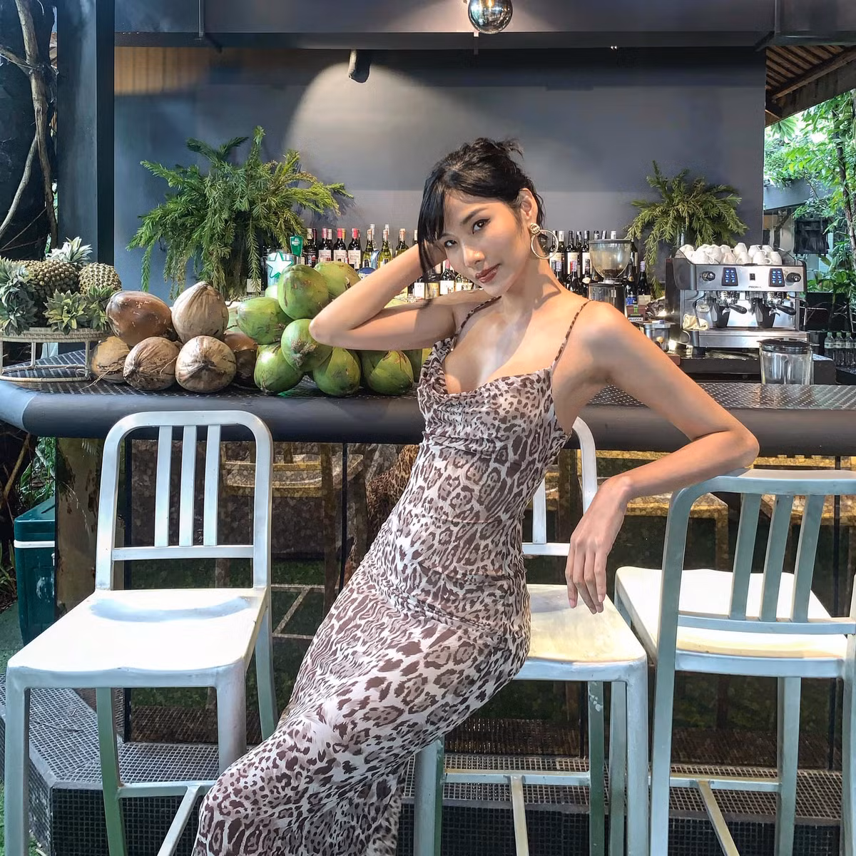 Hoàng Thùy khoe đường cong nóng bỏng với chiếc đầm hai dây họa tiết da báo. Ảnh: FBNV.