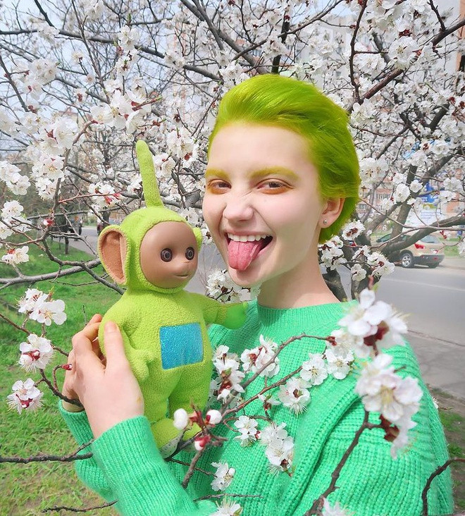 Dường như màu tóc xanh độc dáo này cũng không làm khó được Katie.