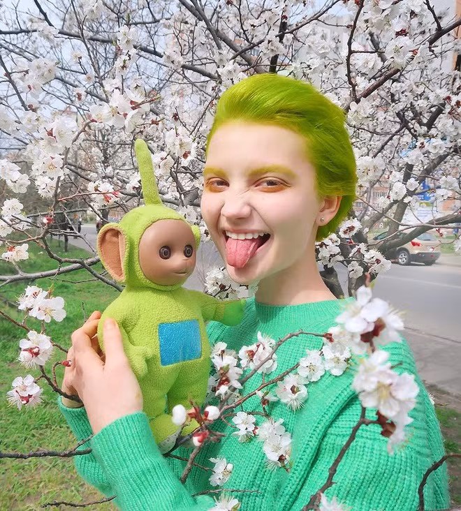 Dường như màu tóc xanh độc dáo này cũng không làm khó được Katie.