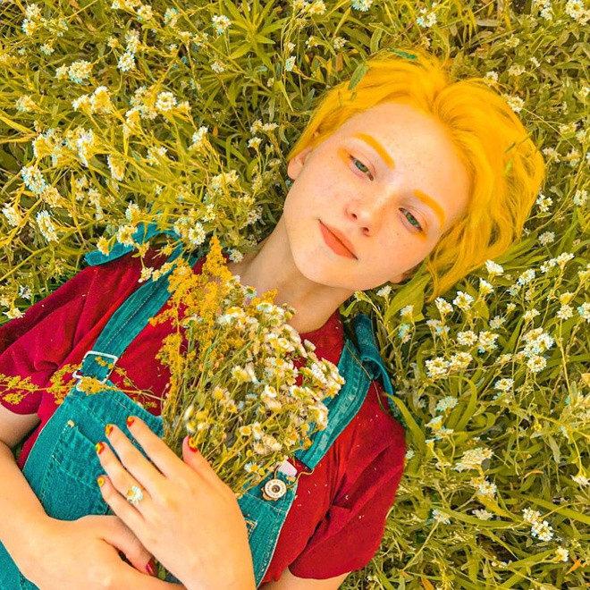 Nhiều người phải công nhận rằng dù nhuộm màu tóc nào, Katie cũng toát lên thần thái và nét xinh đẹp rất riêng biệt.