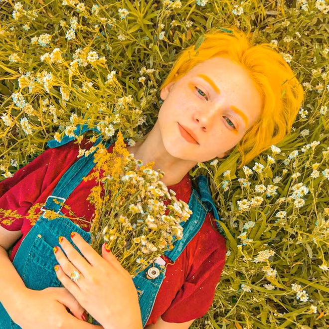 Nhiều người phải công nhận rằng dù nhuộm màu tóc nào, Katie cũng toát lên thần thái và nét xinh đẹp rất riêng biệt.