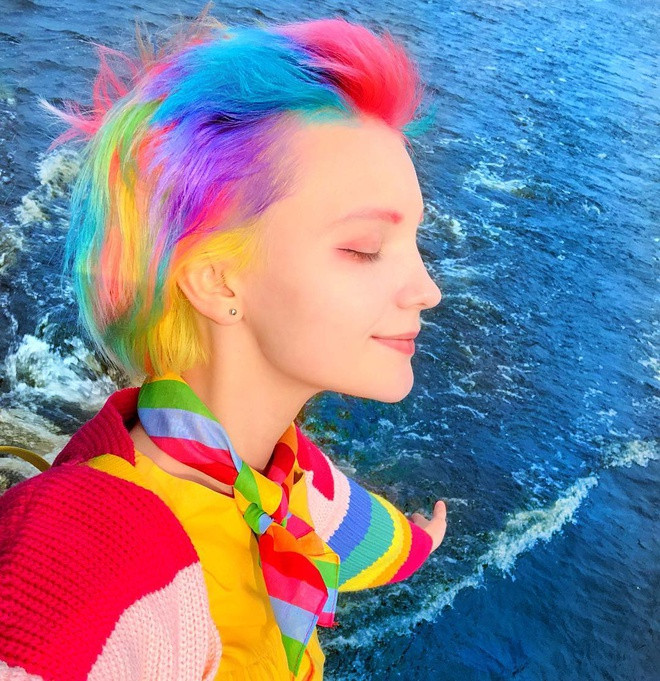 Katie trông cực ngầu với mái tóc nhuộm 7 sắc cầu vồng ấn tượng.