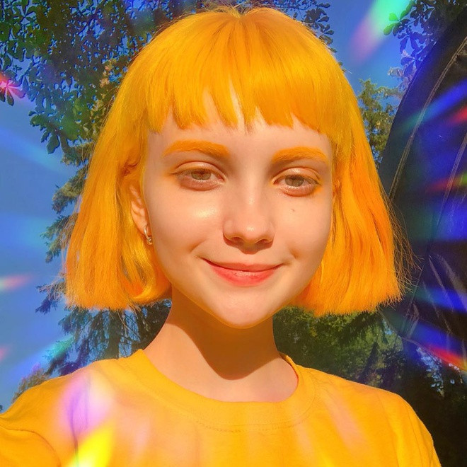 Nàng mẫu Nga nhuộm tóc màu cam rực rỡ khiến cho người hâm mộ cảm thấy thích thú.