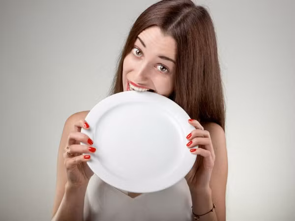 Điều gì sẽ xảy ra với cơ thể khi bạn nhịn ăn cả ngày là câu hỏi nhiều người thắc mắc. Sau đây là câu trả lời. Trong 8 giờ đầu kể từ khi nhịn ăn, mọi thứ vẫn khá bình thường và hầu như không có gì nguy hại xảy ra. Cơ thể sẽ bắt đầu phá vỡ glycogen (có tác dụng dự trữ năng lượng cho cơ thể) thành đường glucose để cung cấp năng lượng cho các tế bào.