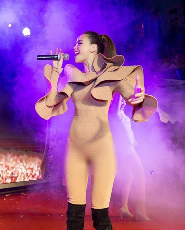 Bộ jumsuit màu nude khiến Hà Hồ bị chê trách vì lộ bộ phận nhạy cảm.