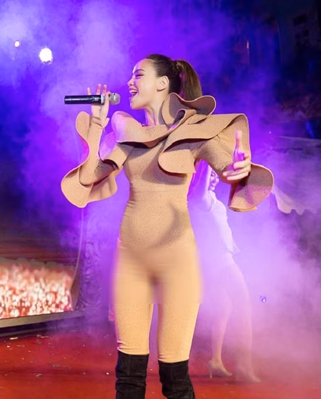 Bộ jumsuit màu nude khiến Hà Hồ bị chê trách vì lộ bộ phận nhạy cảm.