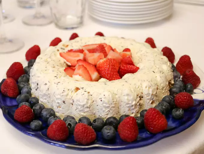 Món ăn ngọt ngào: Bánh macaron và bánh ngọt Đan Mạch đã xuất hiện được vài năm nhưng vào năm nay chúng được biến tấu hơn. Bánh Macaron kem Sandwich và Nougat Crown sẽ khiến bạn khó cưỡng lại.