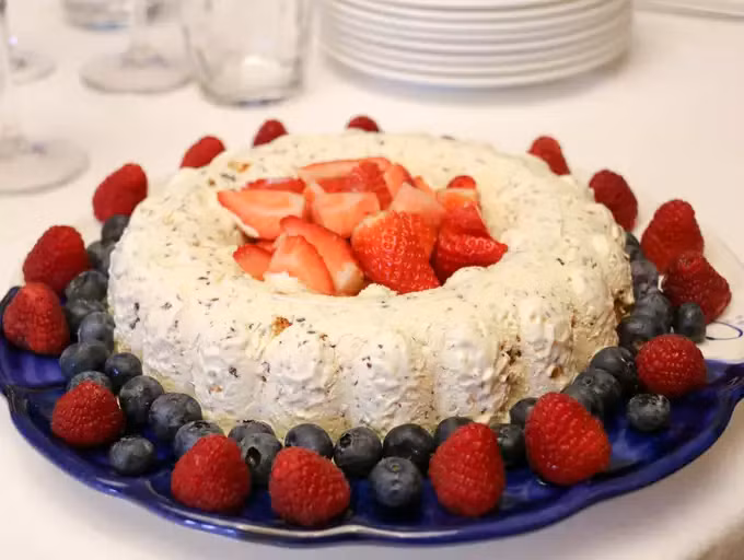 Món ăn ngọt ngào: Bánh macaron và bánh ngọt Đan Mạch đã xuất hiện được vài năm nhưng vào năm nay chúng được biến tấu hơn. Bánh Macaron kem Sandwich và Nougat Crown sẽ khiến bạn khó cưỡng lại.