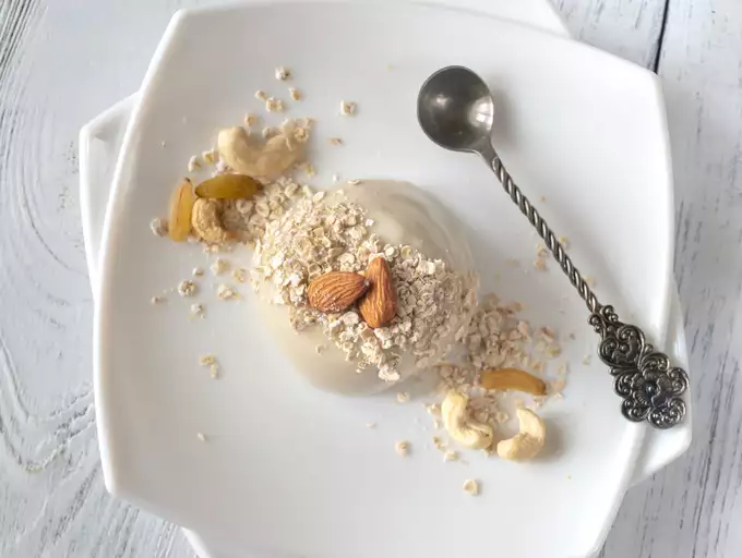 Yến mạch: Năm 2021 sẽ chứng kiến các món tráng miệng từ yến mạch có mặt ở khắp mọi nơi. Cháo yến mạch, socola sữa hay kem, pho mát, sữa chua làm từ yến mạch cũng được ưa chuộng.