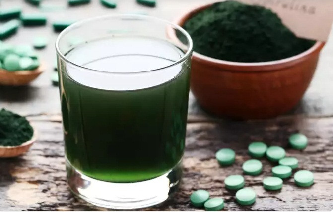 Cocktail tảo biển: Loại tảo xanh này có thể được thêm vào ly cocktail yêu thích của chúng ta, mang đến cho chúng một vẻ ngoài khác lạ khó có thể bỏ qua.