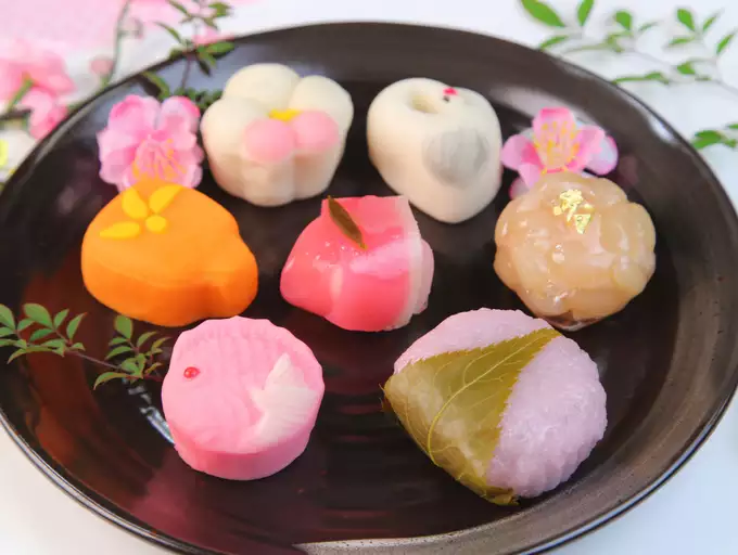 Mochi: Bánh mochi mềm dẻo, thơm ngon là món tráng miệng được mọi người yêu thích. Mochi có lớp vỏ bằng bột nếp cùng với các loại nhân đa dạng bên trong và hình thức bên ngoài bắt mắt.