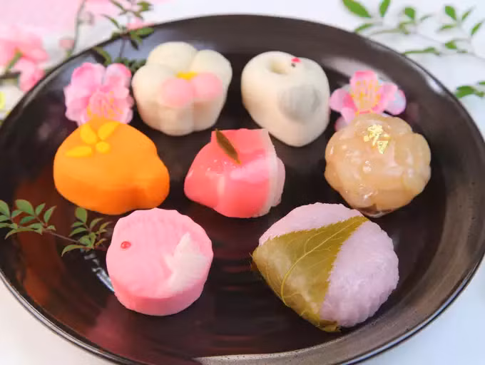 Mochi: Bánh mochi mềm dẻo, thơm ngon là món tráng miệng được mọi người yêu thích. Mochi có lớp vỏ bằng bột nếp cùng với các loại nhân đa dạng bên trong và hình thức bên ngoài bắt mắt.