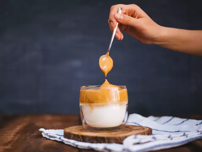 Món tráng miệng bọt biển: Cà phê, kem, kẹo bông gòn bọt biển tiếp tục là cơn sốt món tráng miệng năm 2021. Món tráng miệng bọt biển thơm ngon, tan trong miệng khiến ai cũng thích mê.