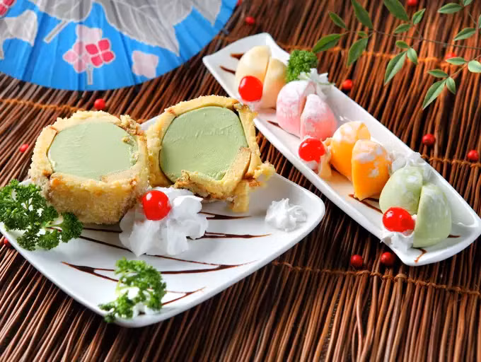 Món tráng miệng Nhật Bản: Nhật Bản là thiên đường của những món tráng miệng ngon, lạ miệng. Bánh kếp mềm mại, béo ngậy và bánh cá Taiyaki giống như bánh quế nón hình con cá được nhồi kem, nước sốt và bánh xốp là những món tráng miệng hot nhất năm nay.