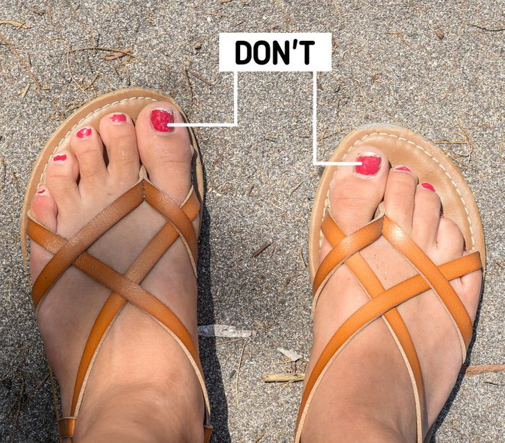 Giữ sơn móng tay quá lâu: Khi không có thời gian đi tẩy móng, bạn thường để lớp sơn móng bong tróc tự nhiên. Đây là thói quen xấu vì giống như da, móng tay có thể hấp thu các chất được phủ lên bề mặt chúng. Loại bỏ lớp sơn móng tay khi có dấu hiệu bong tróc hoặc sau một tuần sẽ giúp móng chắc khỏe hơn.