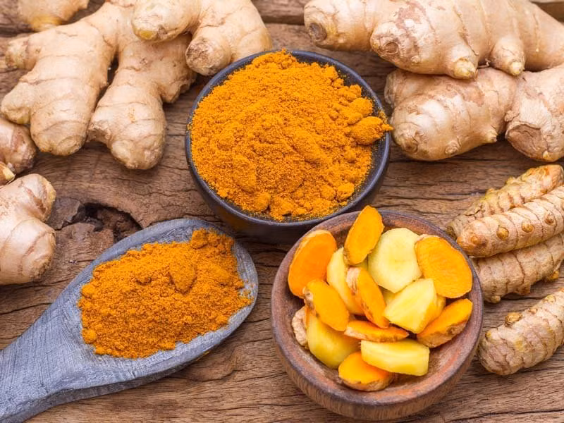 Nghệ: Curcumin trong nghệ được chứng minh trong các nghiên cứu lâm sàng về khả năng ức chế các tế bào ung thư gia tăng và di căn có liên quan đến một loạt các bệnh ung thư vú, tử cung, buồng trứng, thận, bàng quang, bạch cầu, ung thư bạch cầu, ung thư ruột kết, gan, tụy, phổi và u lymphô.
