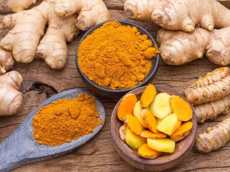 Nghệ: Curcumin trong nghệ được chứng minh trong các nghiên cứu lâm sàng về khả năng ức chế các tế bào ung thư gia tăng và di căn có liên quan đến một loạt các bệnh ung thư vú, tử cung, buồng trứng, thận, bàng quang, bạch cầu, ung thư bạch cầu, ung thư ruột kết, gan, tụy, phổi và u lymphô.