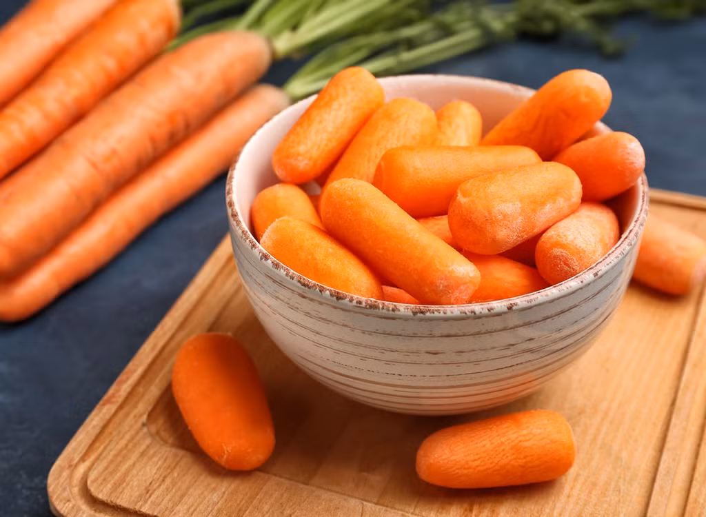 Cà rốt: Ăn cà rốt tốt cho mắt và còn giúp giảm nguy cơ ung thư dạ dày, ung thư tuyến tiền liệt, ung thư phổi và bệnh bạch cầu. Cà rốt giàu caroten (chất chống oxy hóa) chống lại các gốc tự do (các phân tử liên quan đến ung thư và lão hóa). Ảnh: IT.