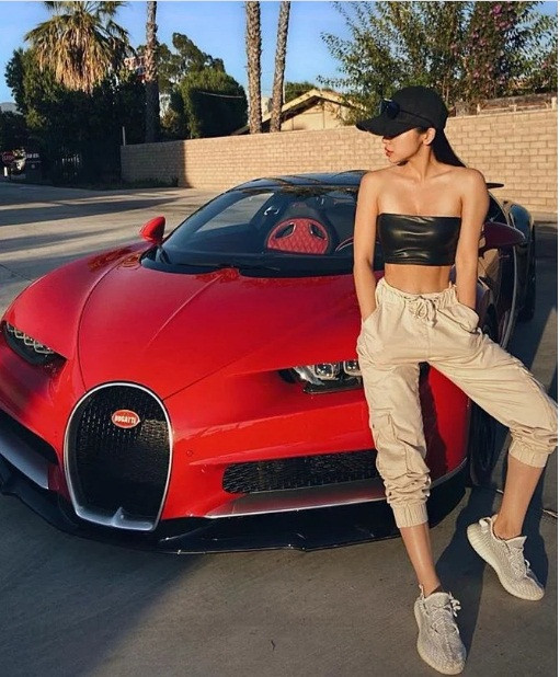 Người đẹp theo đuổi gu ăn mặc vừa nóng bỏng vừa cá tính.