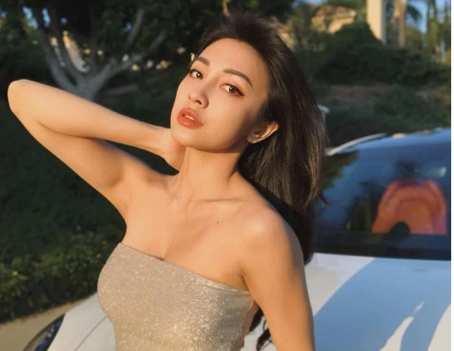 Cô nàng không theo đuổi một style nhất định nào, chỉ đặc biệt nói "không" với những bộ váy áo quá điệu đà.