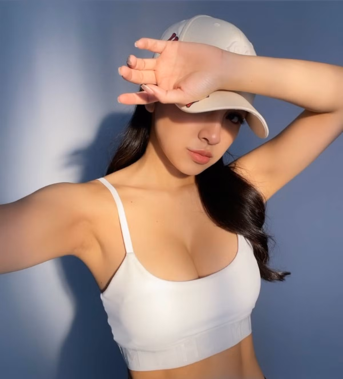 Trên trang cá nhân, Jessie Lương thường xuyên diện các trang phục thể thao tôn vòng một và các đường cong gợi cảm.