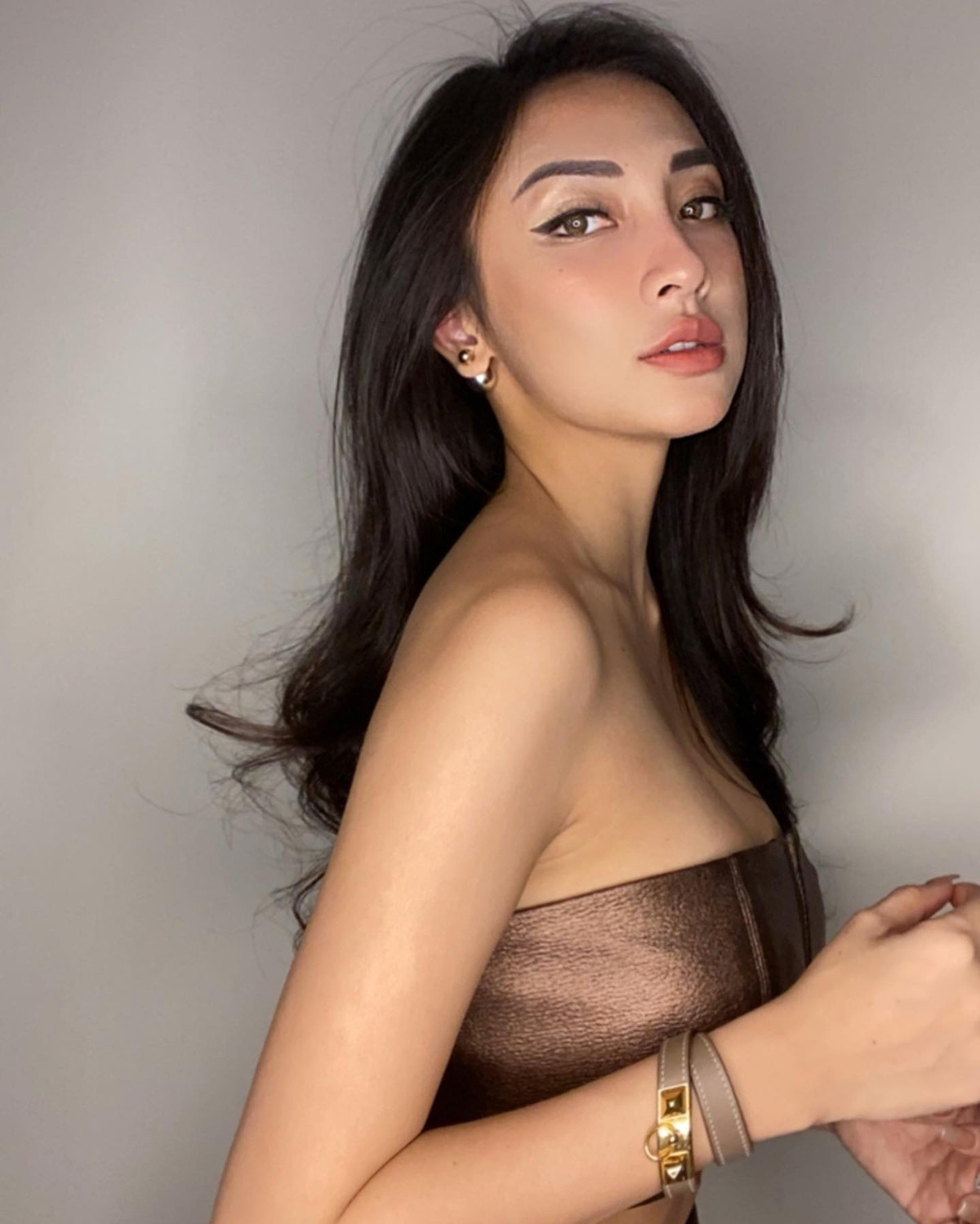 Áo cúp ngực dáng croptop cũng là một items được người đẹp 9X ưu ái.