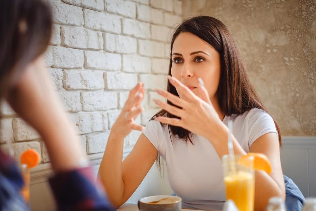 10. Khó khăn khi theo dõi lời nói: Một người mắc chứng sa sút trí tuệ ở giai đoạn đầu có thể cảm thấy khó khăn khi theo dõi lời nói hay một cuộc trò chuyện. Họ có thể cảm thấy khó sử dụng từ đúng, nghĩa của từ và có thể khó theo dõi các cuộc trò chuyện hoặc chương trình TV. Ảnh minh họa: IT.