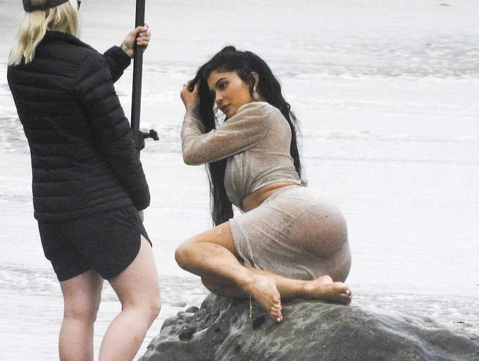 Nữ tỷ phú mặc váy xuyên thấu để lộ thân hình bốc lửa khi chụp ảnh ở bãi biển.