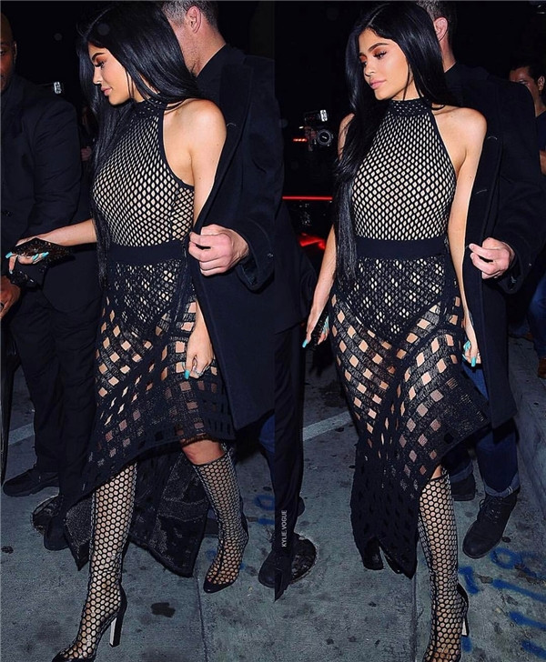 Kylie "thiêu đốt" những ánh mắt xung quanh khi diện trang phục đen lưới xuyên thấu.