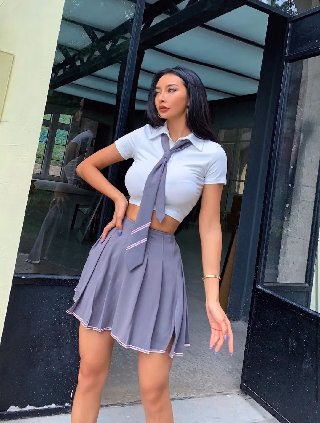 Dù là diện váy ngắn hay dài thì Kelly vẫn dễ dàng chinh phục và “đốt mắt” người đối diện.