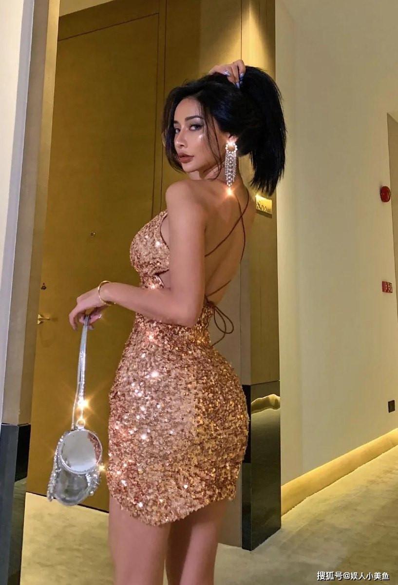 Trên trang weibo, Kelly thường xuyên đăng tải những hình ảnh khoe gu thời trang nóng bỏng, thu hút nhiều lượt tương tác của người hâm mộ.