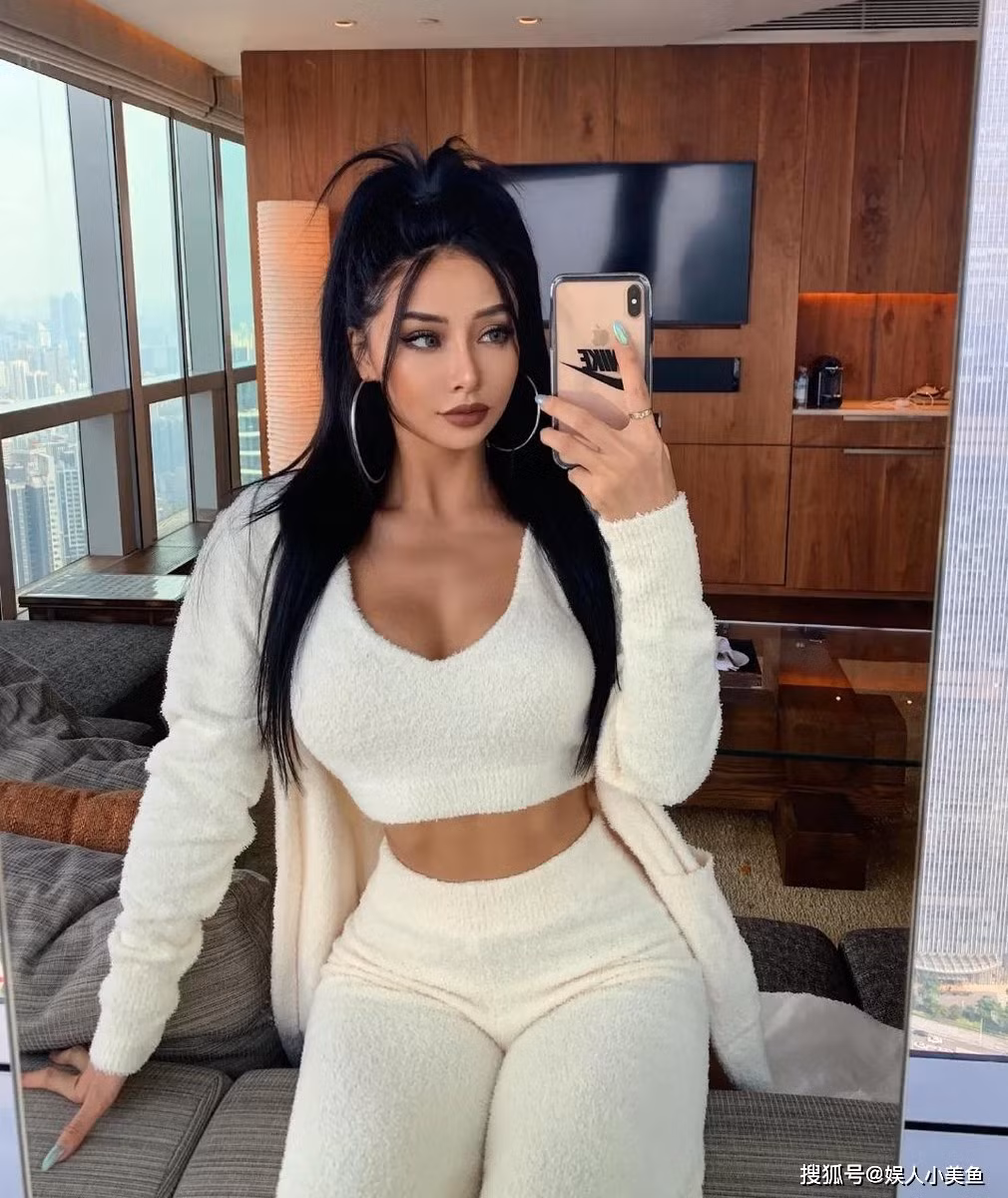 Kelly Wang đang sinh sống ở Trùng Khánh, Trung Quốc. Cô mang trong mình hai dòng máu Trung - Đức, nổi bật với vẻ đẹp gợi cảm, quyến rũ.