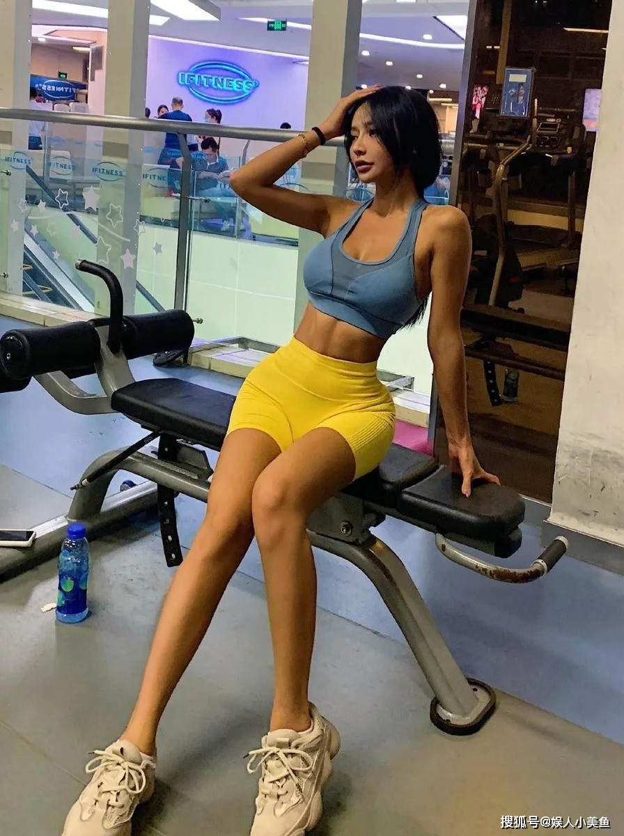 Đối với Kelly Wang, tập luyện vừa để tăng cân vừa để tăng cơ là một hành trình đầy gian nan. Để cải thiện số đo 3 vòng, mỹ nhân này rất chăm chỉ tới phòng gym, cô tập đến 4-5 tiếng/buổi cho đến khi cơ thể mệt rã rời thì mới trở về nhà.