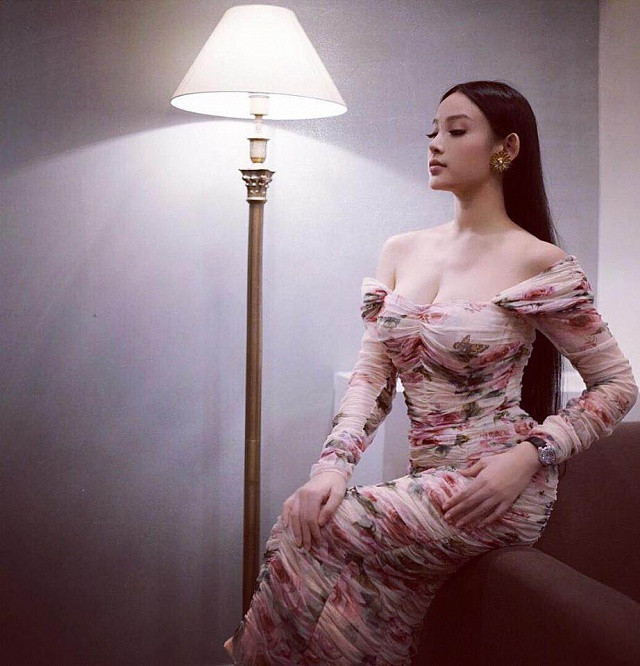 Để có được vóc dáng nuột nà, hot girl 8X áp dụng thực đơn ăn kiêng khá nghiêm ngặt. Bữa sáng, cô chỉ ăn 1 lát bánh mì kèm 2 quả trứng ốp la, bữa trưa là một cốc nước ép cam cà rốt và bữa tối ăn theo chế độ tập gym, bao gồm ức gà và rau xanh. Trong đó, nước ép cam cà rốt có tác dụng làm bổ mắt, thải độc gan, hỗ trợ tiêu hóa, ổn định huyết áp và bổ sung vitamin C cho cơ thể. Thịt ức gà giàu protein và vitamin B6, giúp thúc đẩy các phản ứng tế bào và enzyme và quá trình trao đổi chất, đốt cháy calo diễn ra thuận lợi.