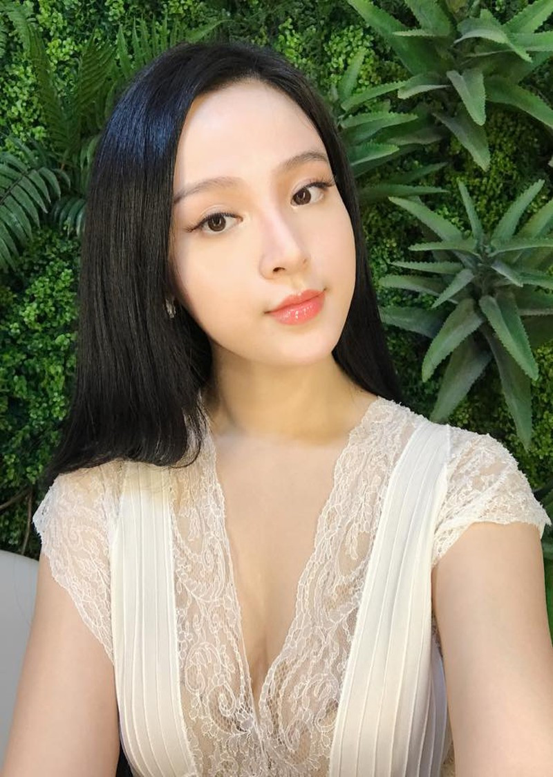 Ngoài những lúc ra spa chăm sóc da thì khi ở nhà cô nàng cũng chăm chỉ rửa mặt, mát xa mặt và ngâm bồn tắm bằng sữa tươi không đường để tăng độ ẩm cho da.