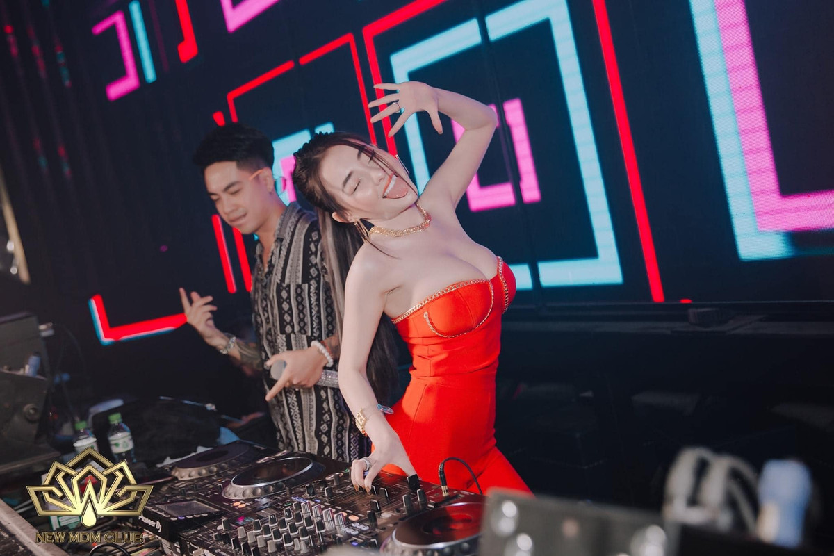 Dù vậy, cô nàng thường xuyên “đốt mắt” dân tình khi diện những trang phục thiếu vải khoe dáng bạo.